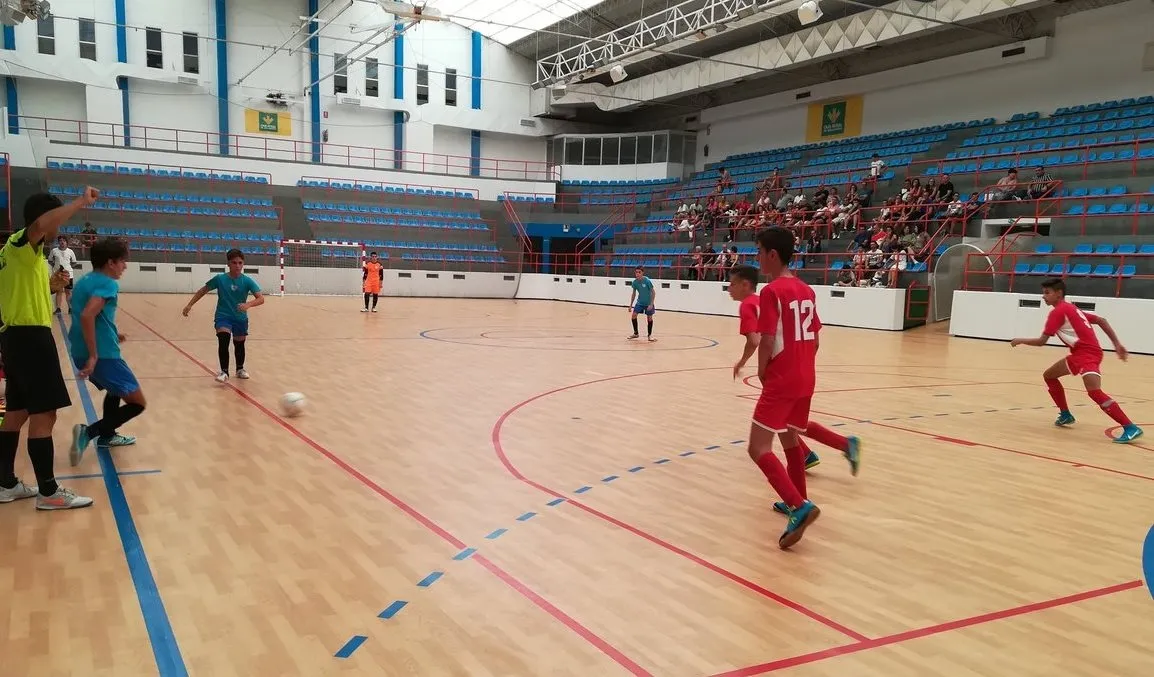 Foto 2 - Cadetes y juveniles del III Columnas se llevan un doble derby amistoso frente al FS Salamanca  