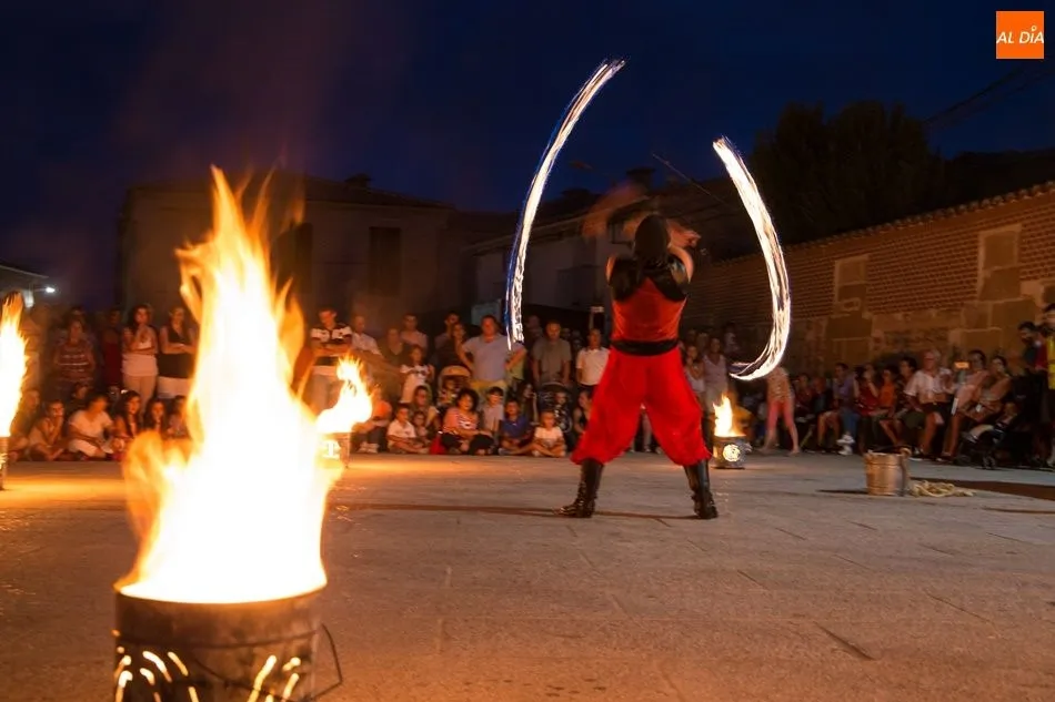 Pequeños y mayores siguen con atención el espectáculo de fuego