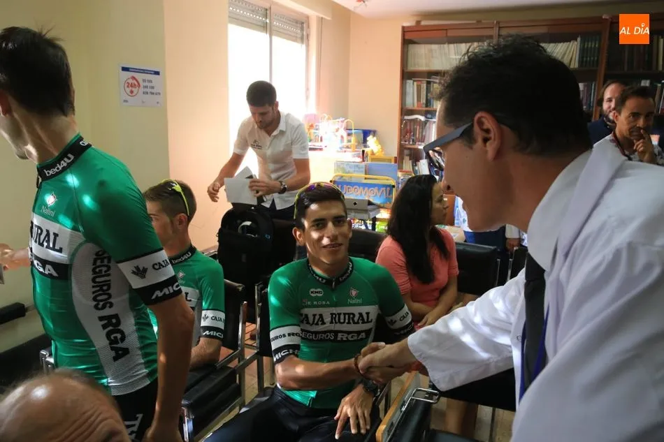 Foto 11 - La cara solidaria del ciclismo se muestra en el Hospital Cl&iacute;nico