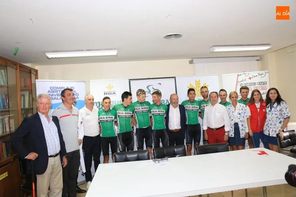Foto 9 - La cara solidaria del ciclismo se muestra en el Hospital Cl&iacute;nico