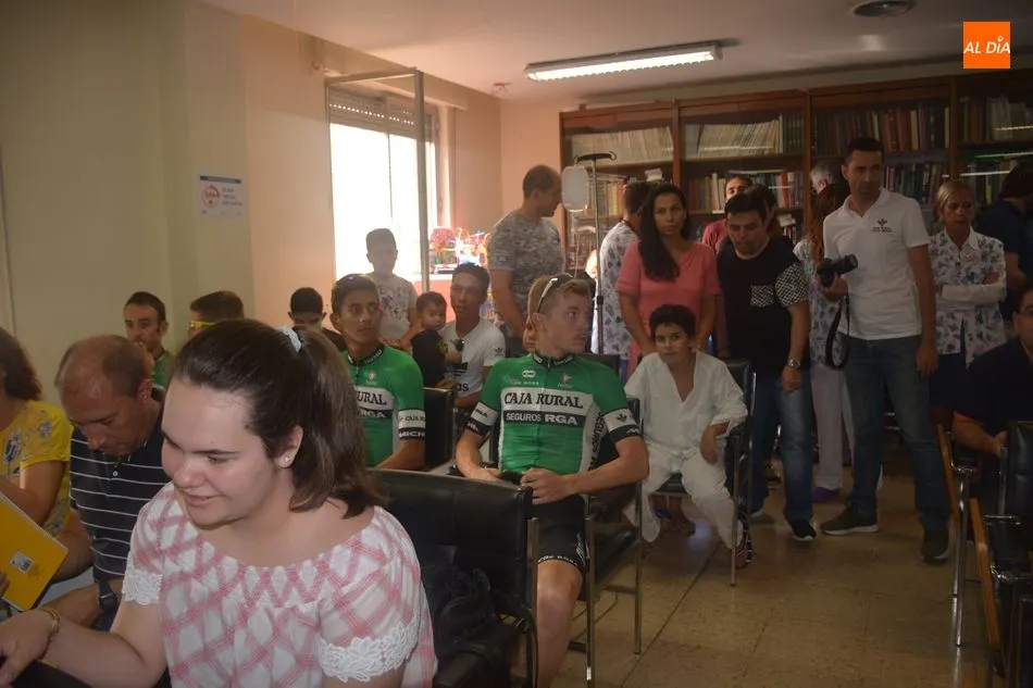 Foto 5 - La cara solidaria del ciclismo se muestra en el Hospital Cl&iacute;nico