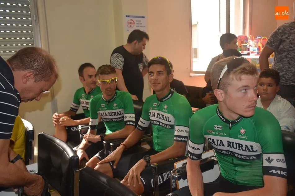 Foto 4 - La cara solidaria del ciclismo se muestra en el Hospital Cl&iacute;nico