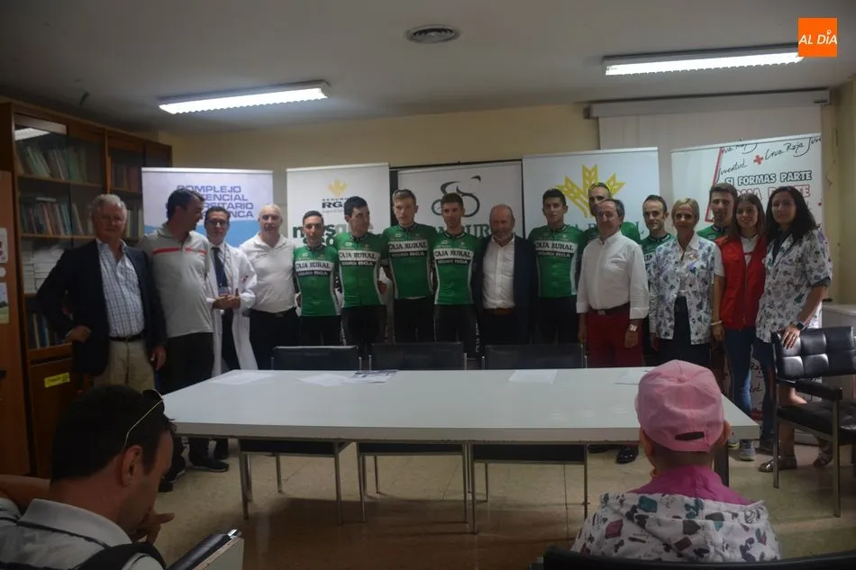 Foto 3 - La cara solidaria del ciclismo se muestra en el Hospital Cl&iacute;nico