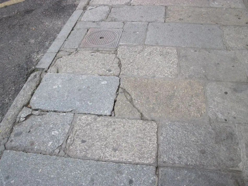 Foto 6 - Solicitan la reforma del enlosado de varias calles peatonales por su deterioro