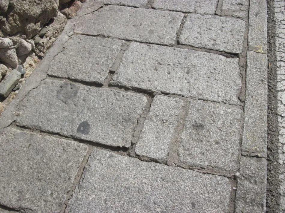 Foto 4 - Solicitan la reforma del enlosado de varias calles peatonales por su deterioro