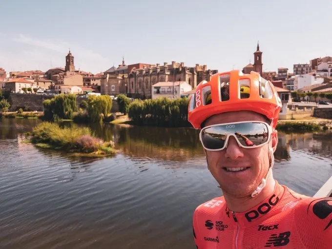 El ciclista Simon Clarke quedó cautivado por la belleza de Alba de Tormes