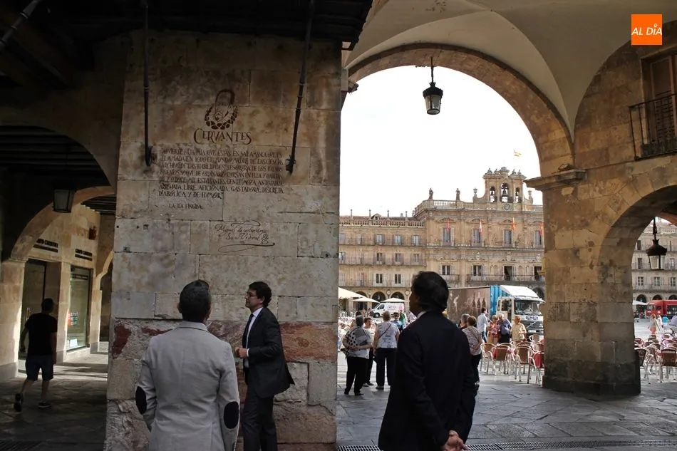 Foto 3 - Salamanca homenajea a Miguel de Cervantes con una inscripci&oacute;n en la plaza del Corrillo