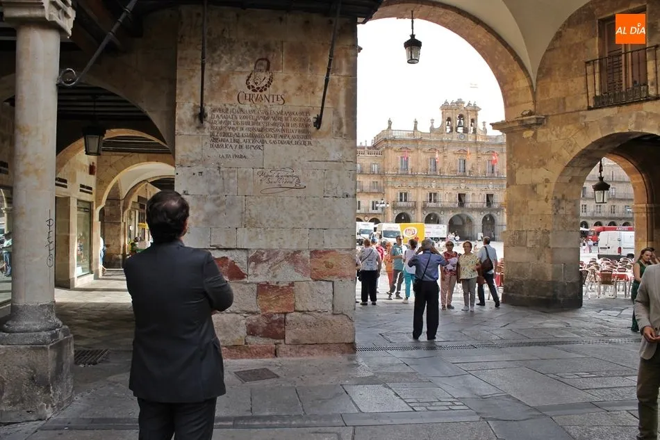 Foto 2 - Salamanca homenajea a Miguel de Cervantes con una inscripci&oacute;n en la plaza del Corrillo