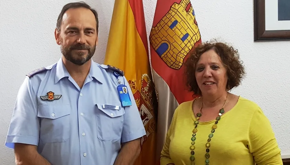 La subdelegada del Gobierno en Salamanca, Encarnación Pérez, junto al coronel Carlos María Bernardo Anaya, nuevo jefe de la Base Aérea y del Grupo de Escuelas de Matacán