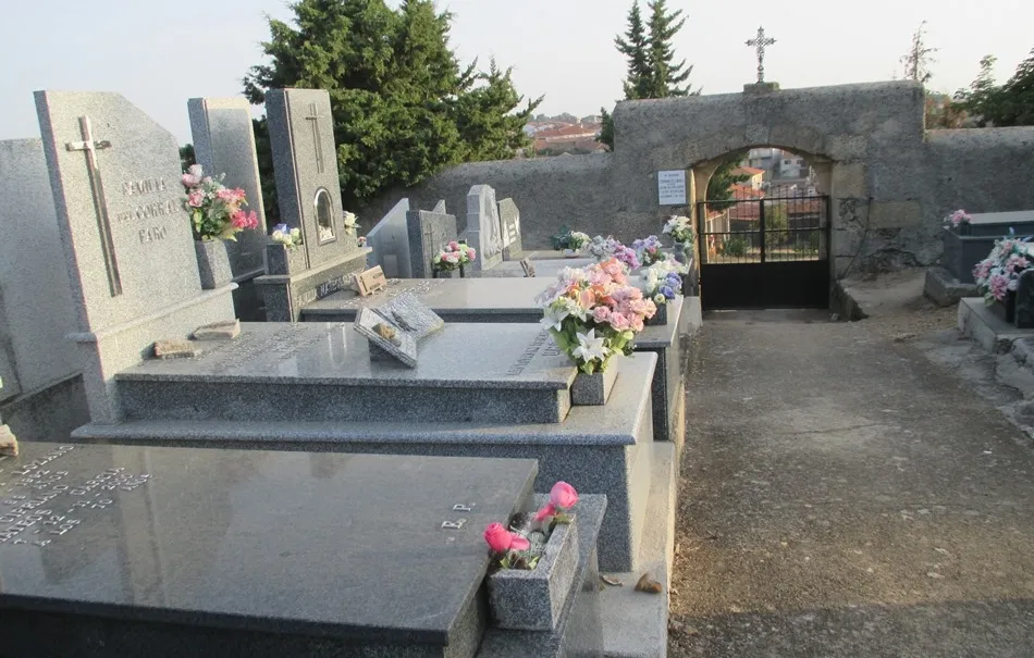 Discreto recuerdo de los desconocidos del cementerio de Robleda  
