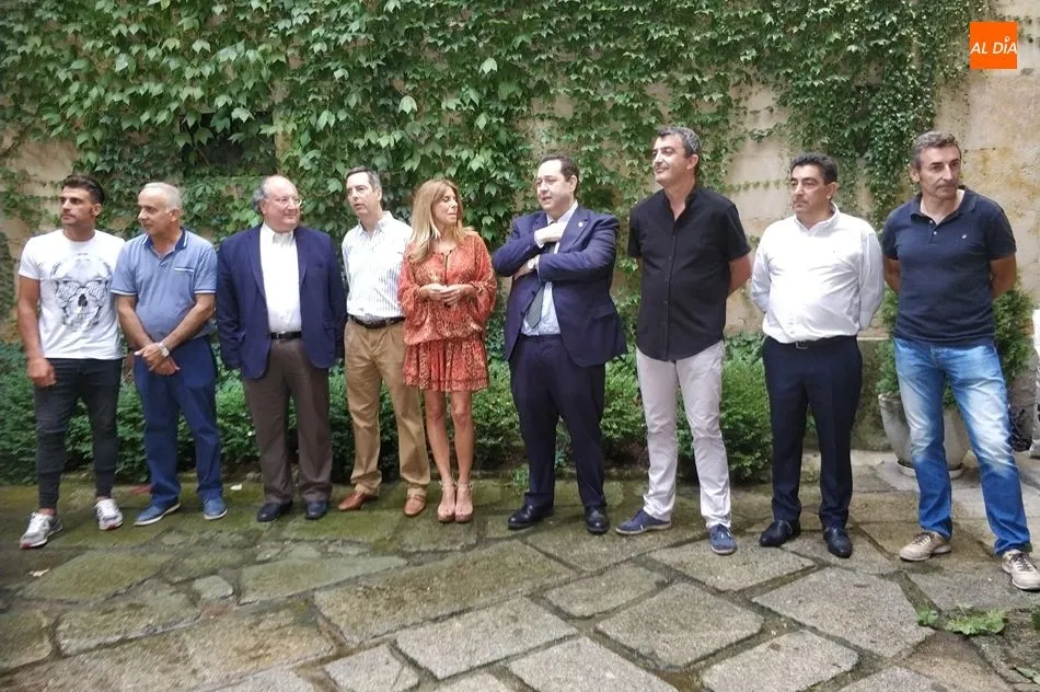 Representantes de las distintas instituciones y de la organización de la Vuelta, en el cóctel celebrado esta jornada