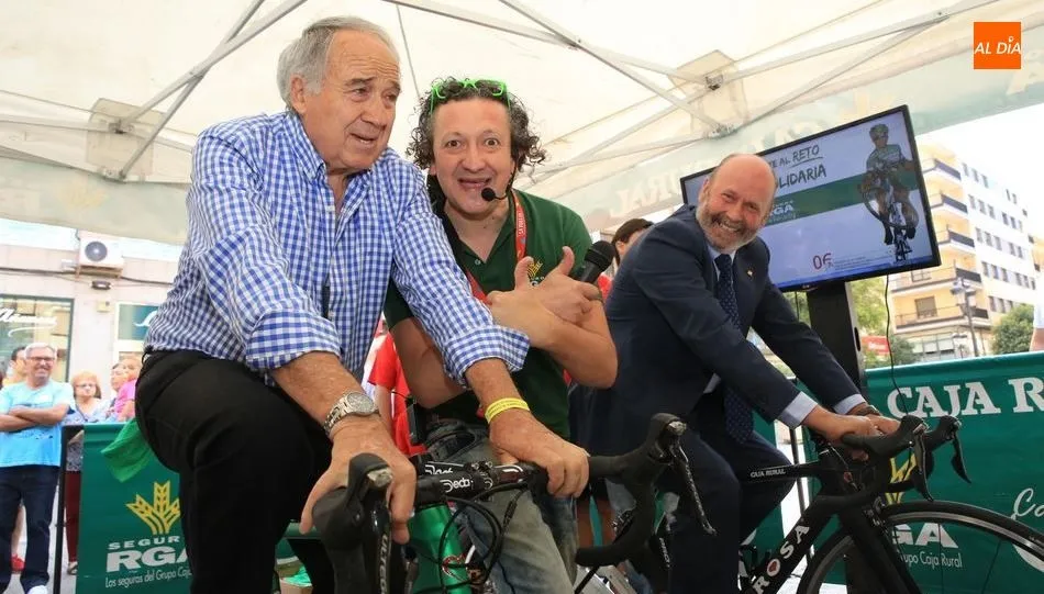 El exciclista Agustín Tamames, junto al presidente de Caja Rural de Salamanca, Ernesto Moronta, colaboraron en esta iniciativa solidaria. Foto de Alberto Martín