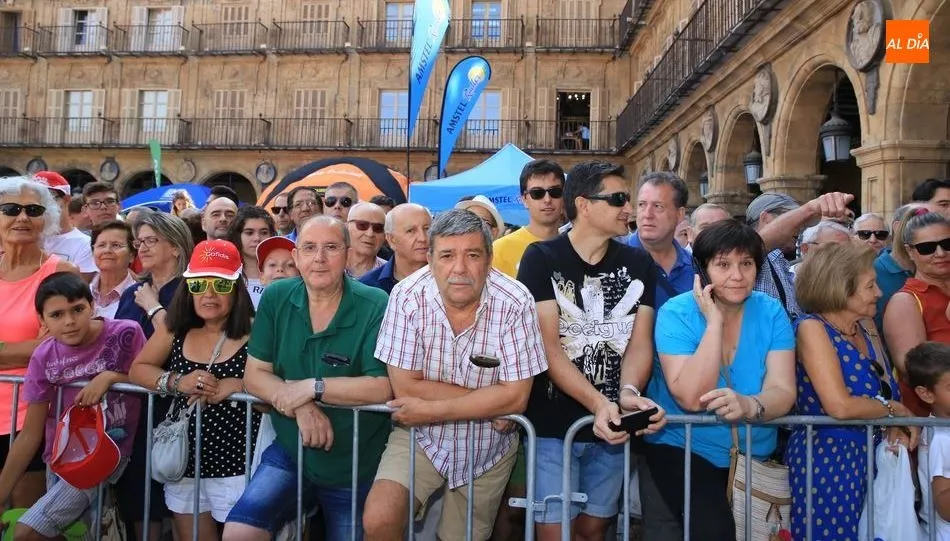 Los espectadores llenaron la Plaza Mayor para disfrutar con el espectáculo del ciclismo. Foto de Alberto Martín