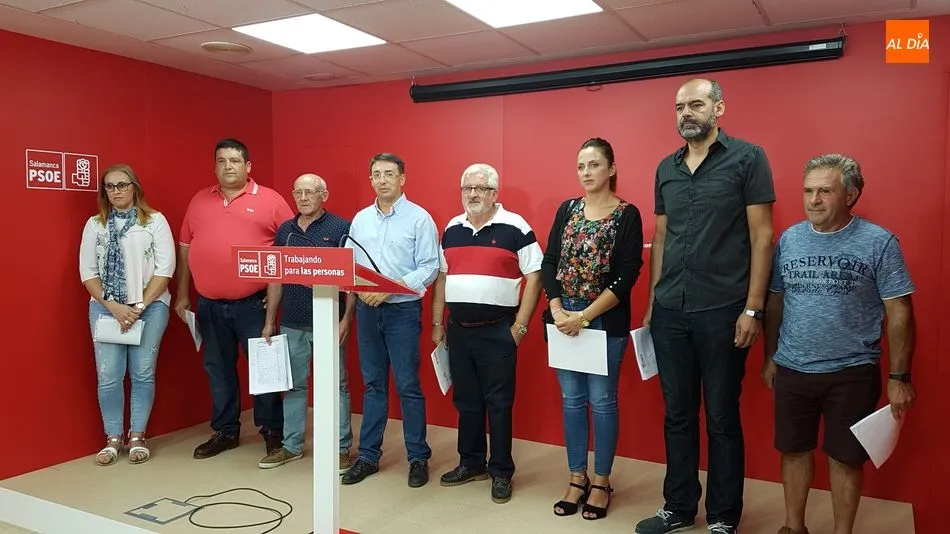 Alcaldes y concejales de siete localidades de la comarca de Alba, junto a Fernando Pablos