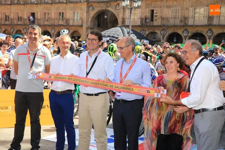 Foto 3 - La Vuelta a Espa&ntilde;a se despide de Salamanca con una espectacular salida en la Plaza Mayor