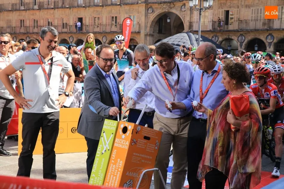 Foto 2 - La Vuelta a Espa&ntilde;a se despide de Salamanca con una espectacular salida en la Plaza Mayor