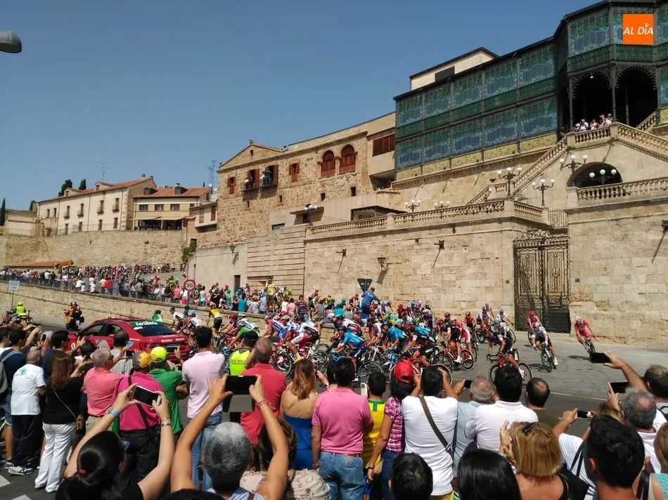 Foto 5 - La Vuelta a Espa&ntilde;a se despide de Salamanca con una espectacular salida en la Plaza Mayor