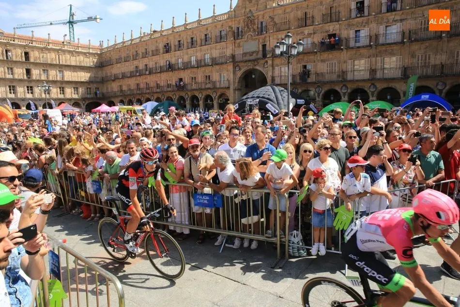 Foto 4 - La Vuelta a Espa&ntilde;a se despide de Salamanca con una espectacular salida en la Plaza Mayor