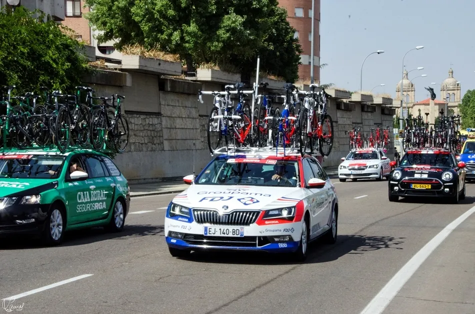 Foto 6 - La Vuelta a Espa&ntilde;a se despide de Salamanca con una espectacular salida en la Plaza Mayor