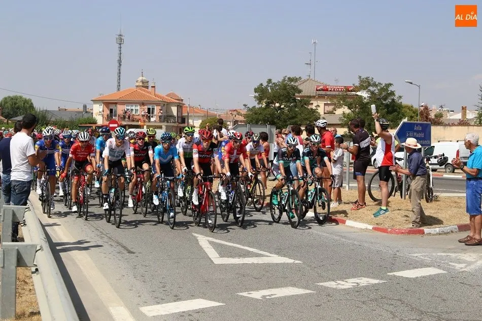 El pelotón deja atrás Encinas de Abajo y se encamina a Cilloruelo