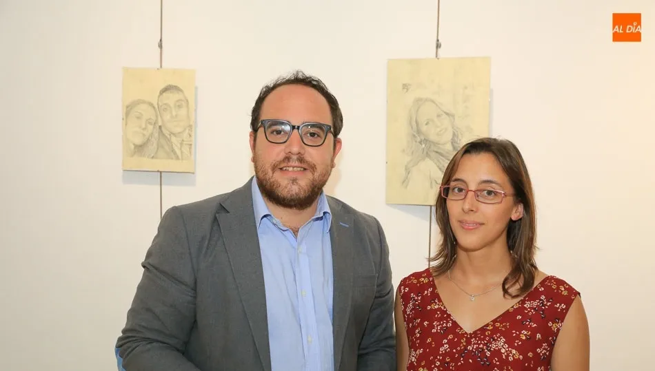 La artista Sonia Hernández acompañada del concejal de Juventud, Daniel Llanos, en la inauguración de la muestra. Foto: Alberto Martín