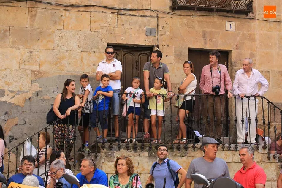 Foto 11 - La salida de la d&eacute;cima etapa atrae a multitud de espectadores