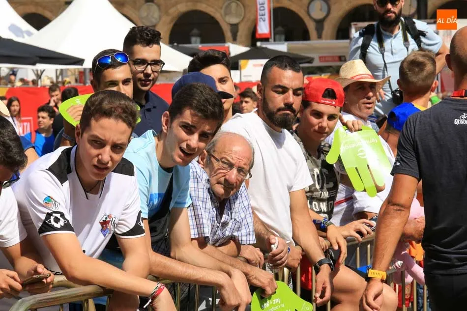 Foto 9 - La salida de la d&eacute;cima etapa atrae a multitud de espectadores