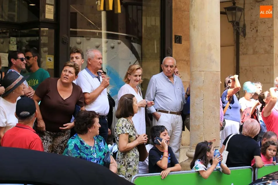 Foto 7 - La salida de la d&eacute;cima etapa atrae a multitud de espectadores