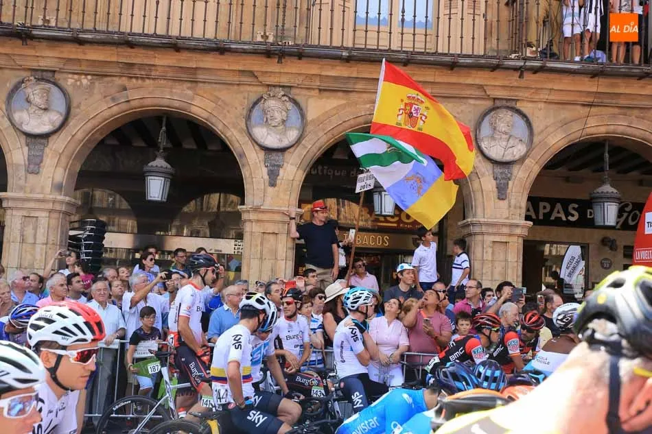 Foto 5 - La salida de la d&eacute;cima etapa atrae a multitud de espectadores