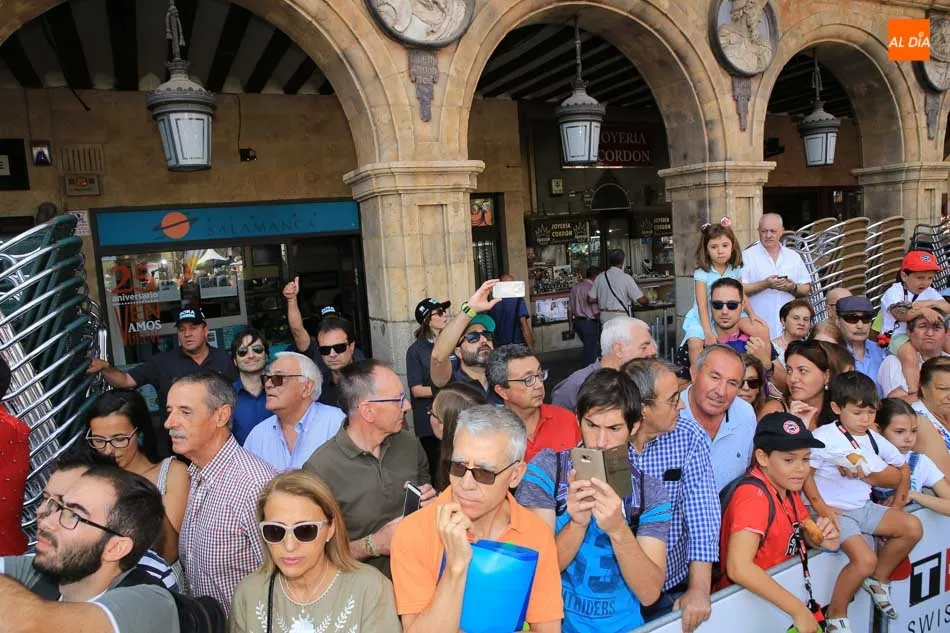Foto 3 - La salida de la d&eacute;cima etapa atrae a multitud de espectadores