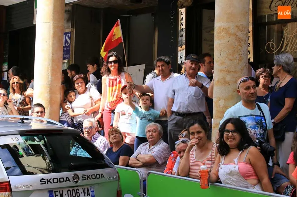 Foto 8 - La salida de la d&eacute;cima etapa atrae a multitud de espectadores