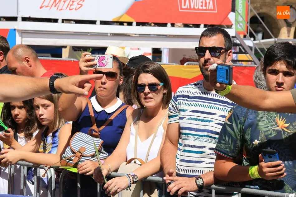 Foto 6 - La salida de la d&eacute;cima etapa atrae a multitud de espectadores