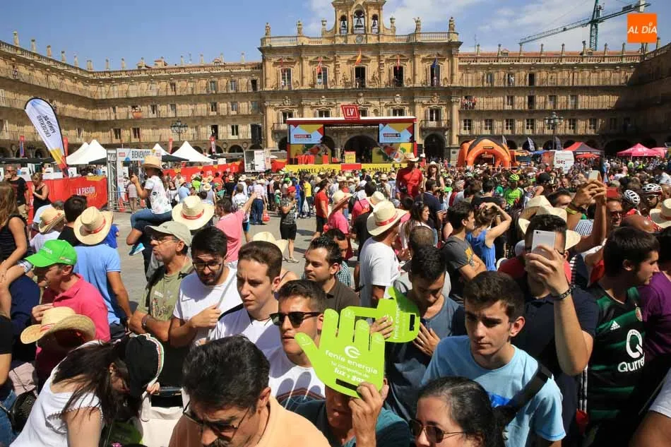 Foto 4 - La salida de la d&eacute;cima etapa atrae a multitud de espectadores