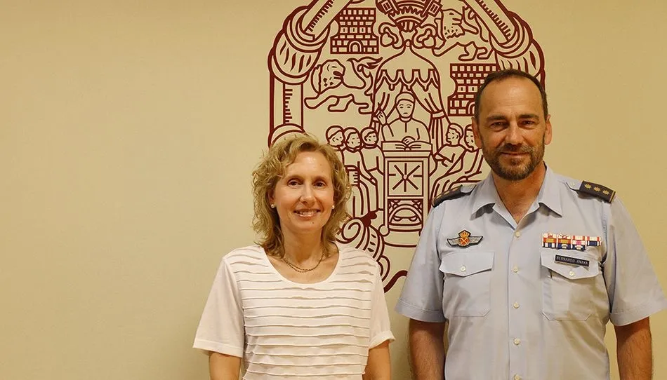 Foto 2 - El delegado de la Junta y la rectora de la UPSA reciben al nuevo jefe de la Base A&eacute;rea de Matac&aacute;n ...
