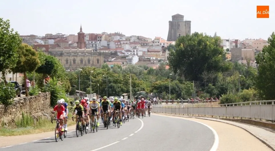 Pelotón de la Vuelta Ciclista a España a su paso por Alba de Tormes