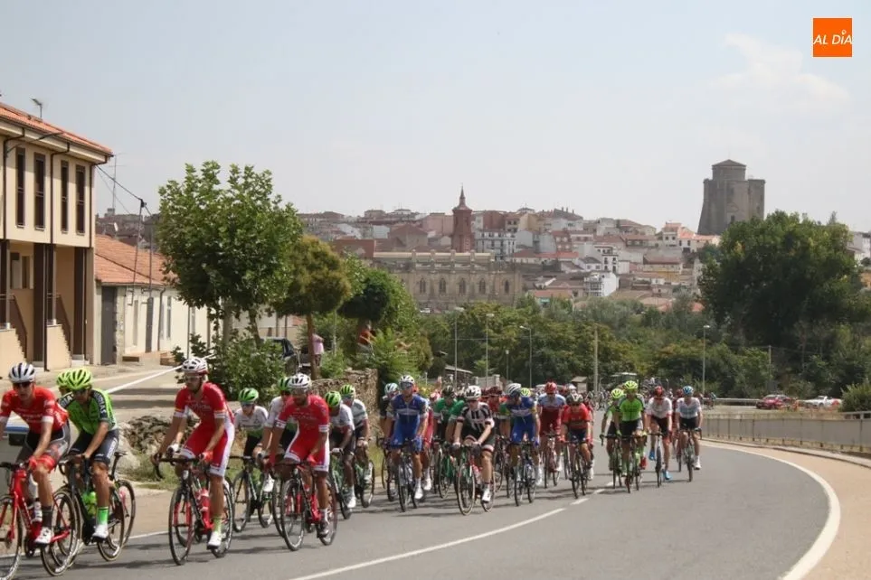 Foto 4 - Alba de Tormes vive una jornada hist&oacute;rica con el paso de la Vuelta a Espa&ntilde;a