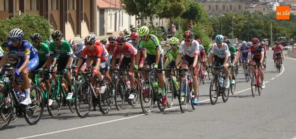 Foto 2 - Alba de Tormes vive una jornada hist&oacute;rica con el paso de la Vuelta a Espa&ntilde;a