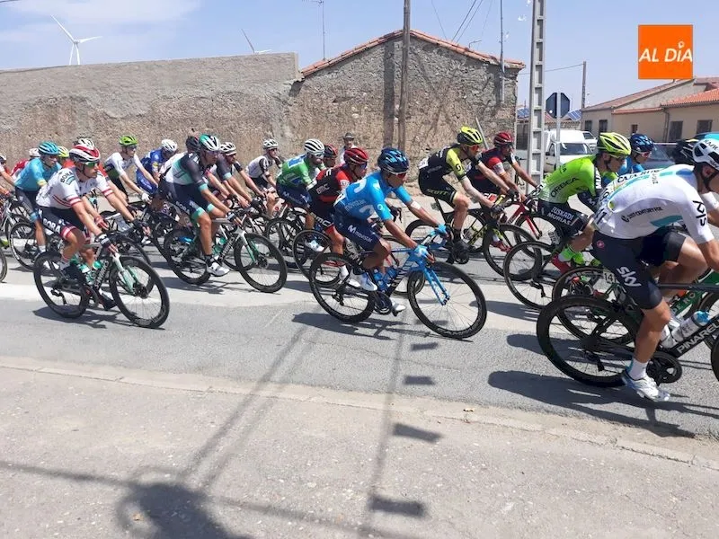 El pelotón a su paso por el municipio de Garcihernández