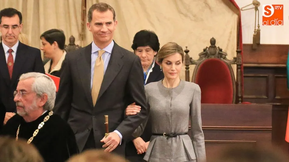 Don Felipe y doña Letizia, durante su visita a la Universidad en abril de 2016