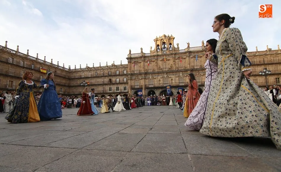 Un momento de la actuación de danzas que se realizó en la Plaza Mayor de Salamanca el año pasado