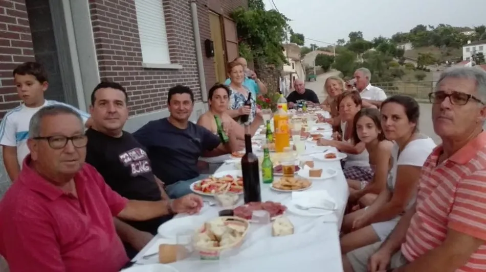 Pequeños y mayores, todos disfrutan de su pueblo, Ahigal de los Aceiteros