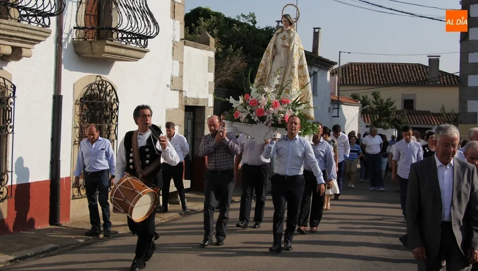 Procesión de la Virgen del Rosario por las calles del pueblo