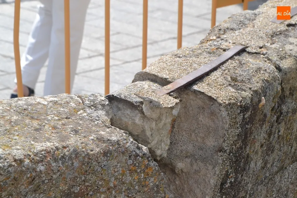 El pretil de la entrada al Registro golpeado por un vehículo pierde fragmentos  