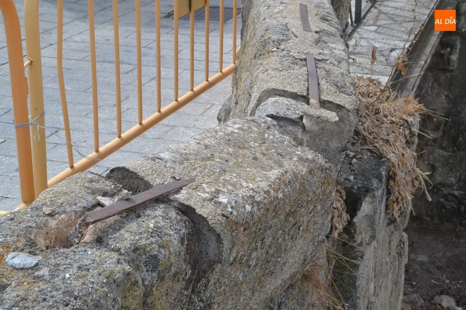 Foto 10 - El pretil de la entrada al Registro golpeado por un veh&iacute;culo pierde fragmentos  