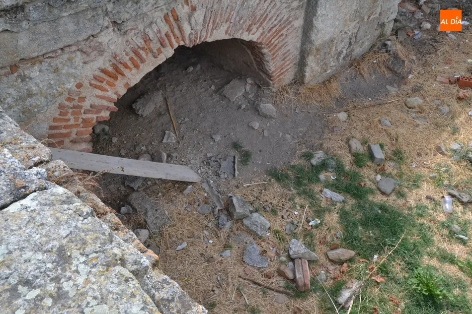 Foto 9 - El pretil de la entrada al Registro golpeado por un veh&iacute;culo pierde fragmentos  