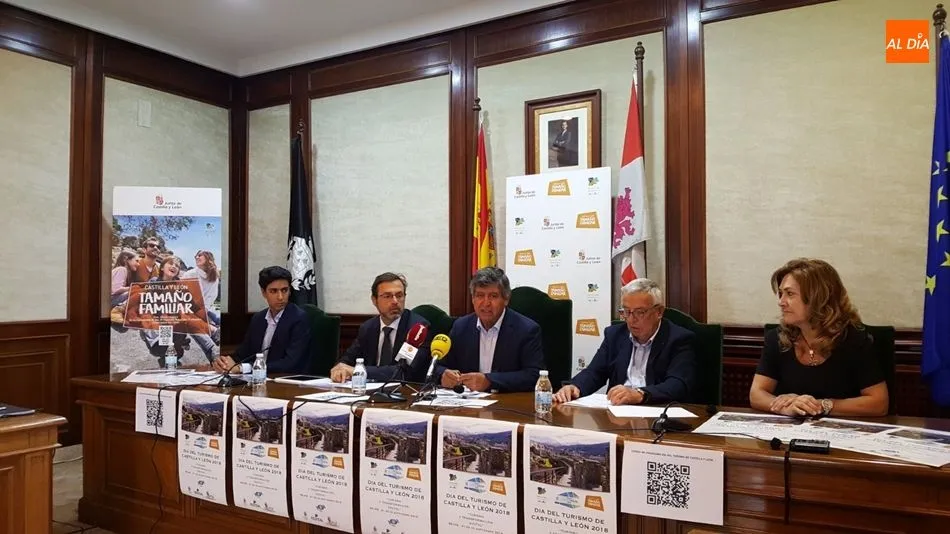 El director general de Turismo y el alcalde de Béjar, entre los presentes en la presentación del Día del Turismo de Castilla y León