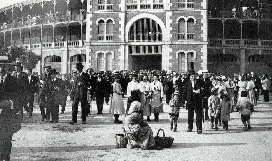 Salida de la plaza de toros de La Glorieta