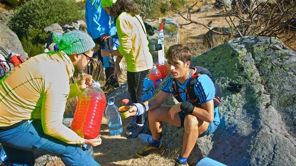 Los corredores se avituallan en la cima de una de las montañas de la cordillera.