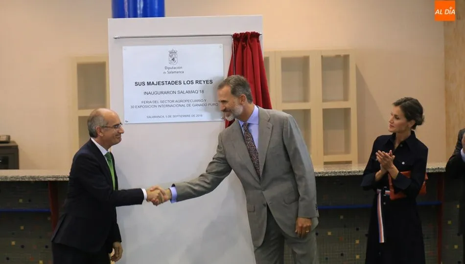 Don Felipe saluda a Javier Iglesias tras el descubrimiento de una placa conmemorativa. Fotos: Alberto Martín