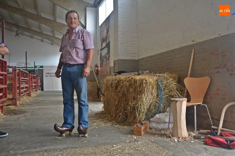 Jacinto Sánchez, ganadero cántabro, con las tradicionales abarcas de madera de nogal